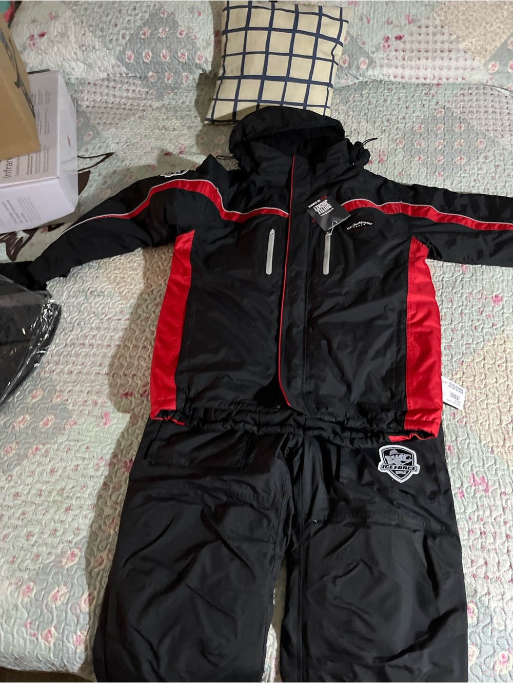 Men’s strike master ice fishing 🎣 jacket, and bibs size XL